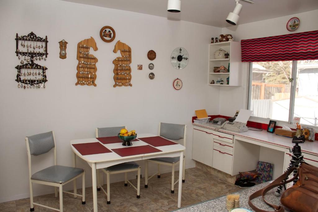 Cozy Nest Bed & Breakfast คาลการี ภายนอก รูปภาพ